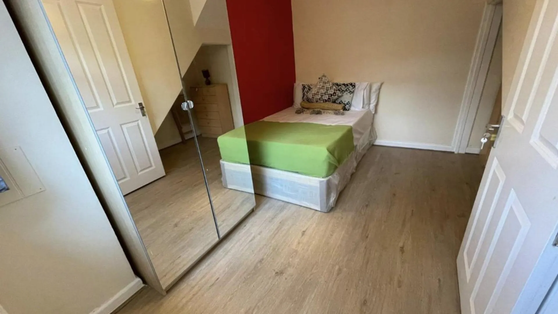 Cozy Urban Retreat: Shared Flat Living In The Heart Of E14 contacts